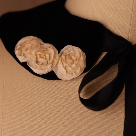 Black velvet collar with hand embroidered details. kids 5--10 y.o. New - Picture 3 of 3